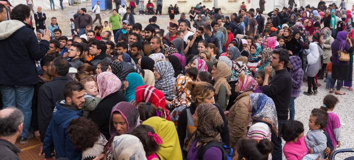 Λιμάνι Πειραιά: Πριβέ ενημέρωση στους πρόσφυγες