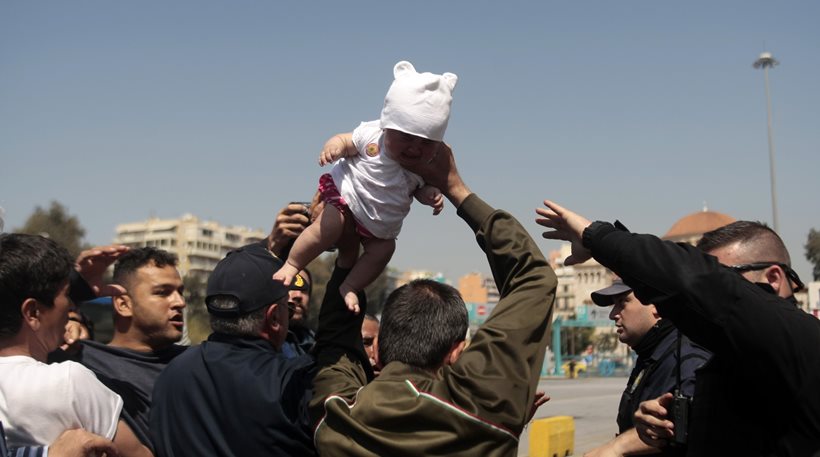 Σάλος στα social media για την σκηνή με τον Αφγανό που πήγε να πετάξει το παιδί στους λιμενικούς