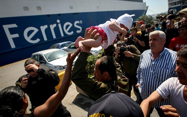 Τι είπε ο Αφγανός λαθρομετανάστης που σήκωσε απειλητικά στον αέρα το βρέφος (φωτό)