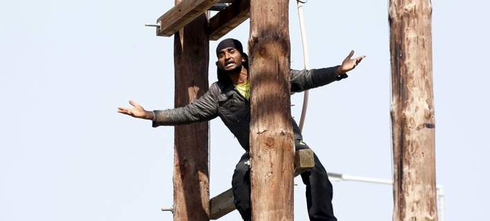 Χάος στη Λέσβο: Πακιστανός ανέβηκε σε στύλο της ΔΕΗ και αποπειράθηκε να αυτοκτονήσει  (φωτό)