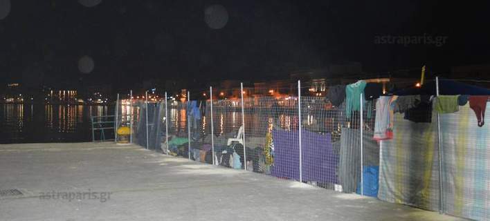 «Κομμένο» στα δύο με συρματοπλέγματα το λιμάνι της Χίου λόγω προσφύγων και λαθρομεταναστών (φωτό & βίντεο)