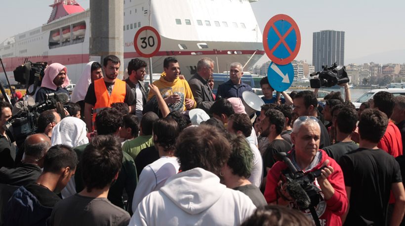 Ενταση με πρόσφυγες και λαθρομετανάστες στον Πειραιά-  Με διαταγή γενικού έδιωξαν δημοσιογράφους για να τους μιλήσουν (φωτό & βίντεο)