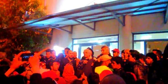 «Εμείς συντάξαμε το φυλλάδιο στα αγγλικά που μοιράστηκε στους πρόσφυγες στο λιμάνι του Πειραιά» (βίντεο)