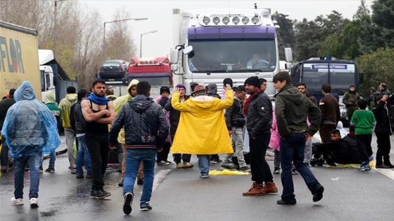 Πού φτάσαμε;- Λαθρομετανάστες και πρόσφυγες έχουν κλείσει την εθνική οδό και ζητούν ταυτότητα από τους Έλληνες για να τους αφήσουν να περάσουν! (βίντεο)