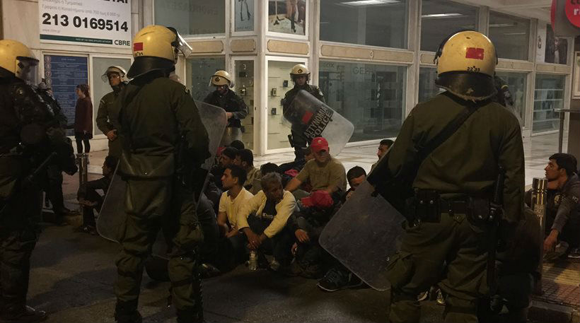 Ολονύκτιο θρίλερ με λάθρο και πρόσφυγες να επιχειρούν να στήσουν σκηνές στο Σύνταγμα – Τους απέτρεψαν τα ΜΑΤ