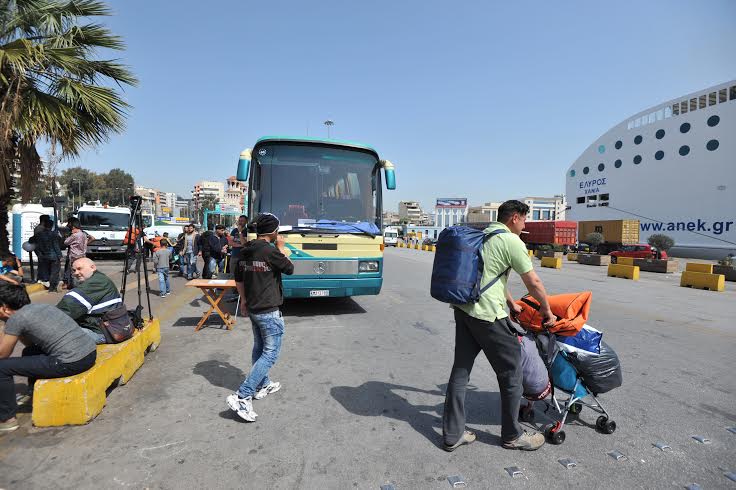 Αδέξιοι χειρισμοί της κυβέρνησης: Δεν αδειάζουν τον Πειραιά από τους πρόσφυγες- λάθρο απλά τους μετακινούν