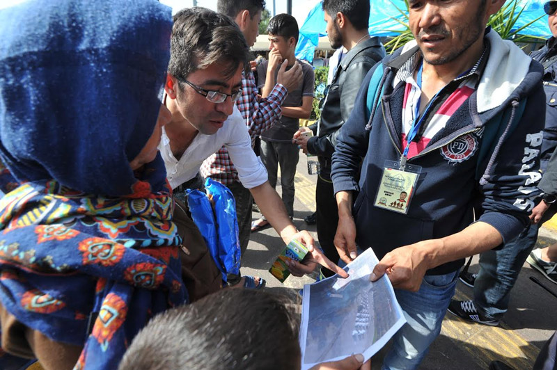 Λιμενικοί σε ρόλο… τουριστικού πράκτορα για να πείσουν τους πρόσφυγες-λάθρο να πάνε στα κέντρα φιλοξενίας (φωτό)