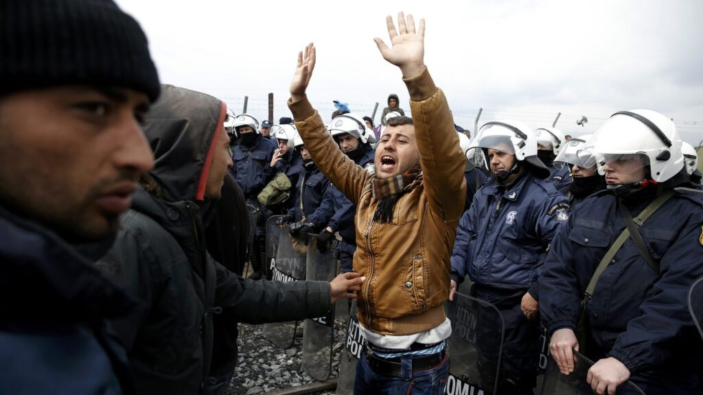 Έκρυθμη η κατάσταση στην “προσφυγούπολη” της Ειδομένης: Οι κάτοικοι αγοράζουν όπλα για την προστασία τους