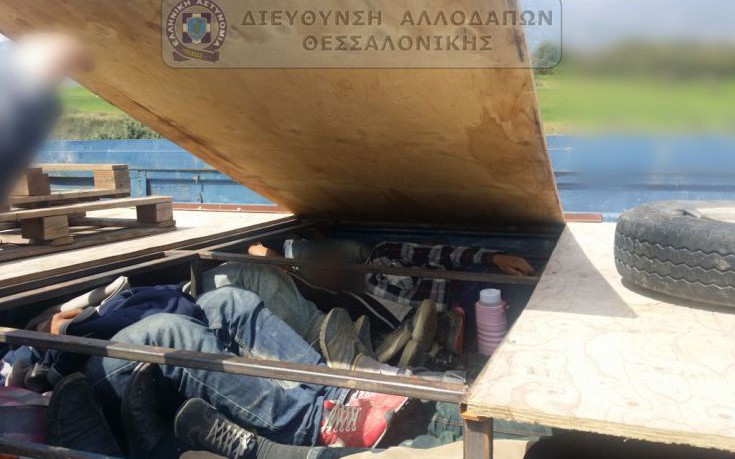Έκρυψε 17 λαθρομετανάστες σε κρύπτη στην καρότσα φορτηγού! (φωτό)