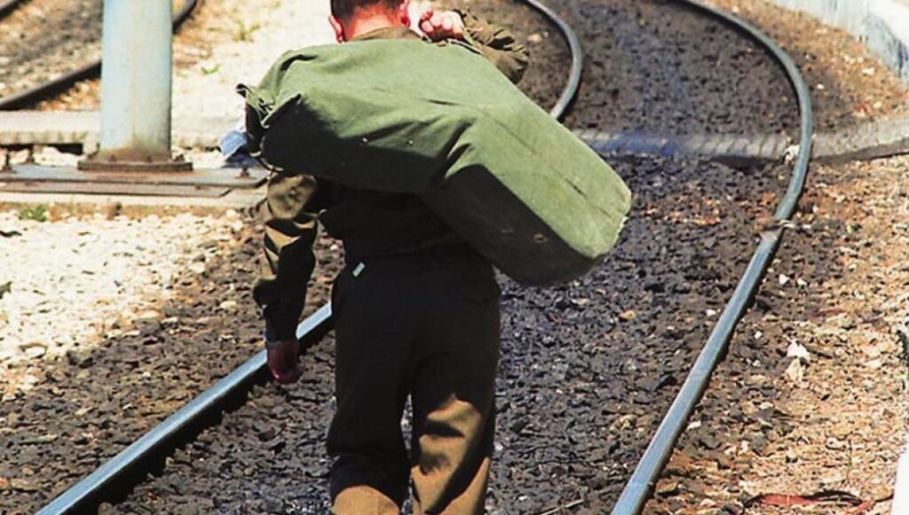 Στρατιώτης βρήκε πορτοφόλι με 1500 ευρώ και το παρέδωσε – Τον συνεχάρη ο Α/ΓΕΣ