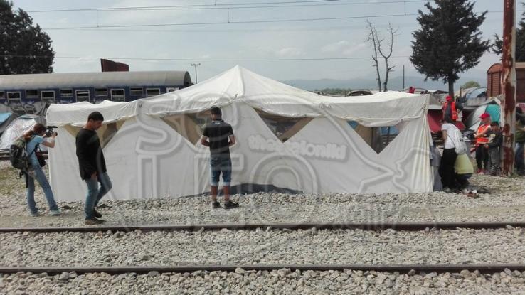 Αυτοσχέδιο τζαμί έστησαν οι πρόσφυγες-λάθρο στην Ειδομένη (φωτό)