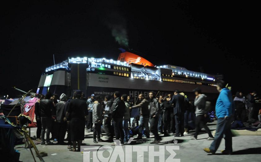Με επεισόδια και προσαγωγές έληξε η κατάληψη του λιμανιού της Χίου από πρόσφυγες και λάθρο [φωτό, βίντεο]