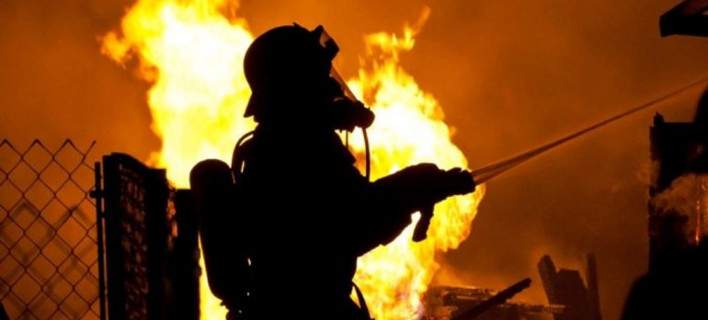 Σε εξέλιξη πυρκαγιά στην Ιεράπετρα – Ισχυροί άνεμοι δυσχεραίνουν την κατάσβεσή της