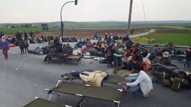 Λάρισα: Πρόσφυγες-λάθρο εγκατέλειψαν τον καταυλισμό και απέκλεισαν την εθνική οδό