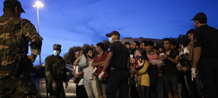 Πιο ενεργό ρόλο της αστυνομίας εξετάζει η Κυβέρνηση προκειμένου να εκκενωθούν Ειδομένη και Πειραιάς