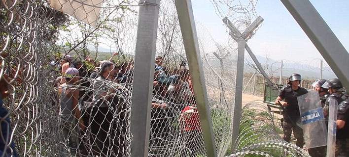 Σκοπιανός αστυνομικός χτυπάει 10χρονο αγόρι επειδή επιχείρησε να περάσει τα συρματοπλέγματα (βίντεο)