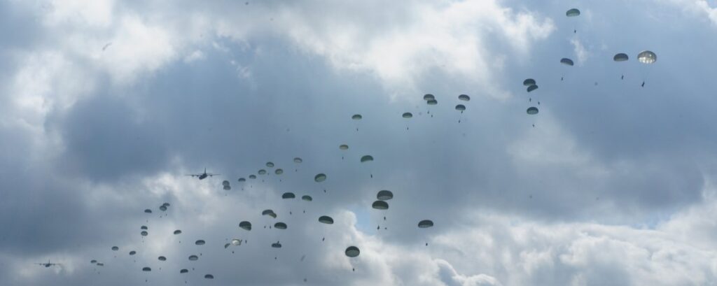 Απίστευτο βίντεο: Σαουδάραβας αλεξιπτωτιστής φοβάται να πραγματοποιήσει επιχειρησιακό άλμα (vid)