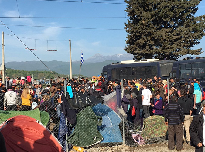 Εκτονώνεται η ένταση στην Ειδομένη λόγω… βροχής