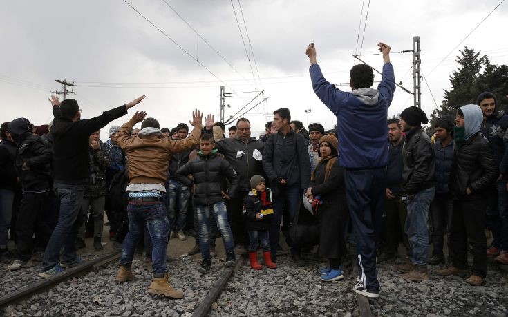 Χαοτική η κατάσταση στην Ειδομένη: Ξεσηκώθηκαν λάθρο και πρόσφυγες –  Πλαστικές σφαίρες, ξύλο και δακρυγόνα-  (βίντεο και εικόνες)