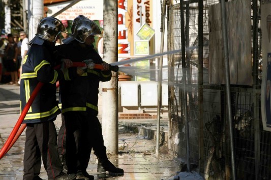 Φωτιά σε διώροφη κατοικία στον Βύρωνα Αττικής