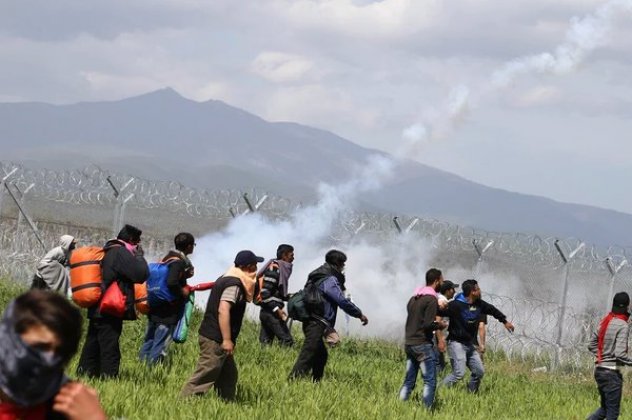 Πρόσφυγες-λάθρο στην Ειδομένη: «Μας έριχναν ληγμένα δακρυγόνα οι Σκοπιανοί- Είμαστε ζώα και μας φέρονται έτσι;»
