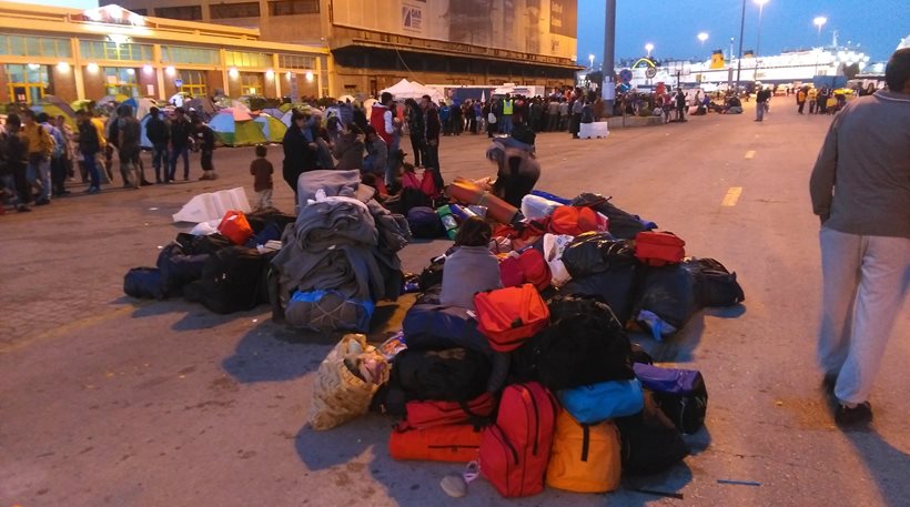 Αφήνουν τους πρόσφυγες-λάθρο να φεύγουν από τον Πειραιά με ταξί (φωτό)