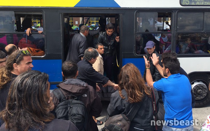 Πρόσφυγες εγκατέληψαν τον Πειραιά για τον Σκαραμαγκά
