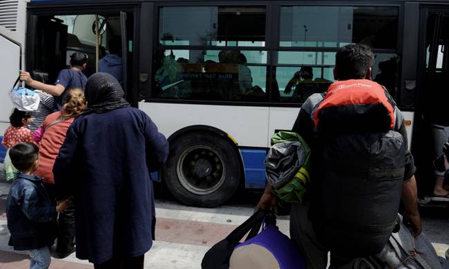 Στον Σκαραμαγκά έφτασαν οι πρώτοι 180 πρόσφυγες και μετανάστες