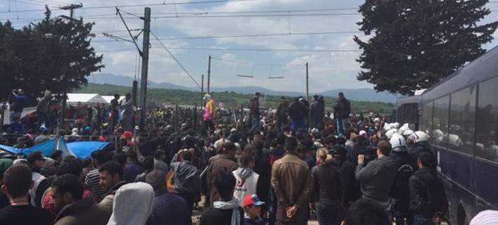 Πρόσφυγες και λαθρομετανάστες άρχισαν ξανά τις διαδηλώσεις στην Ειδομένη (φωτό)