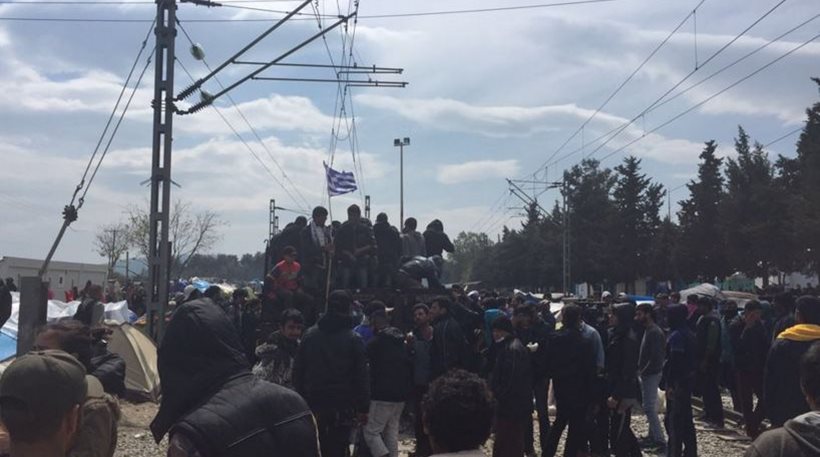 «Βράζει» ξανά η Ειδομένη: Λαθρομετανάστες κινούνται προς τον φράχτη (φωτό)