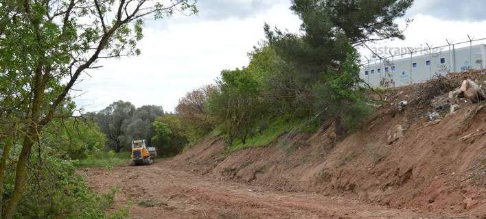 Επιασαν δουλειά τα μηχανήματα στη Χίο- Φτιάχνουν νεκρή ζώνη για να μην «αποδράσουν» ξανά οι πρόσφυγες (φωτό)