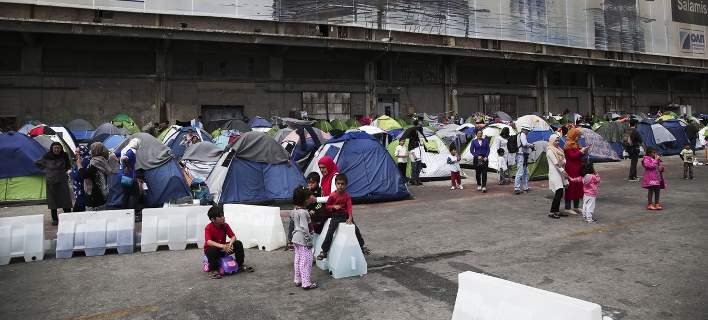 Προσπαθούν να αδειάσουν το λιμάνι του Πειραιά- Αμετακίνητοι 4.500 πρόσφυγες