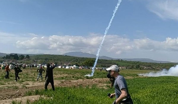 «Θα πέθαινα για τη χώρα μου», είπε αστυνομικός των Σκοπίων σε πρόσφυγα (βίντεο)