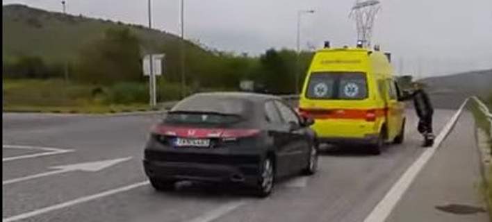 Ελλάδα 2016: Λαθρομετανάστες κλείνουν τον δρόμο σε ασθενοφόρο που μεταφέρει ασθενή στην εθνική οδό Τρικάλων-Λάρισας (βίντεο)