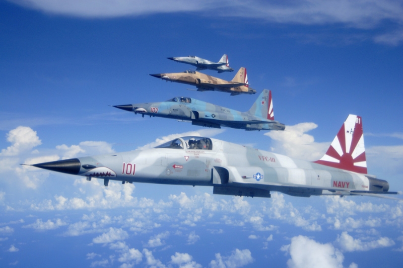 Επιδείξεις ακριβείας από την Μοίρα των “aggressors” του αμερικανικού Ναυτικού VFC-111