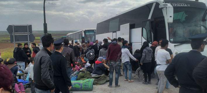 Λάρισα: 382 πρόσφυγες αρνούνται να κατέβουν από τα λεωφορεία