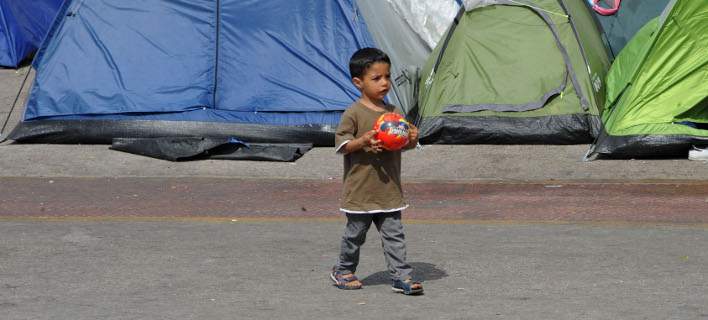 Kαθυστερεί η η εκκένωση του Πειραιά -Εφυγαν 700 πρόσφυγες για το Σκαραμαγκά, παραμένουν 3.800
