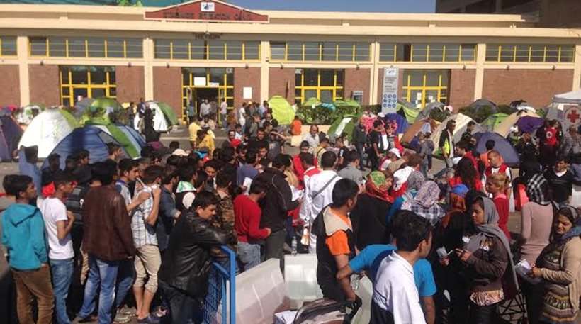 Σε εξέλιξη οι προσπάθειες εκκένωσης του λιμανιού του Πειραιά- Παραμένουν 3.800 πρόσφυγες (βίντεο)