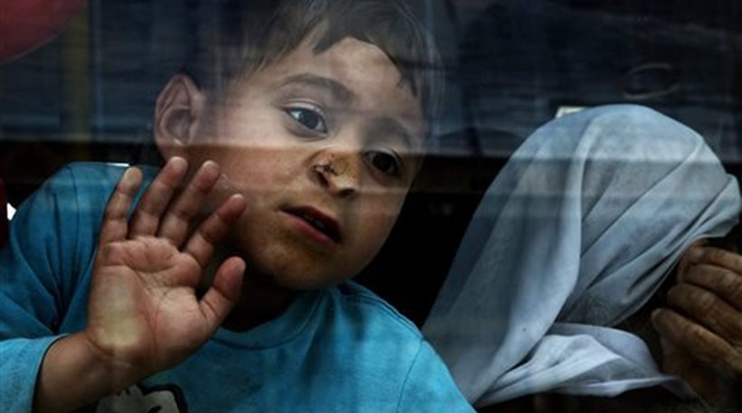 Στον Σκαραμαγκά περίπου 1.000 πρόσφυγες από τον Πειραιά (φωτό & βίντεο)