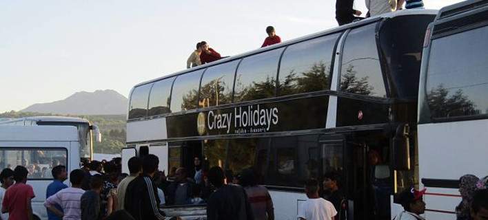 Δεν κατεβαίνουν από τα λεωφορεία οι πρόσφυγες στον Κατσικά Ιωαννίνων -Θέλουν στεγασμένο χώρο (φωτό)