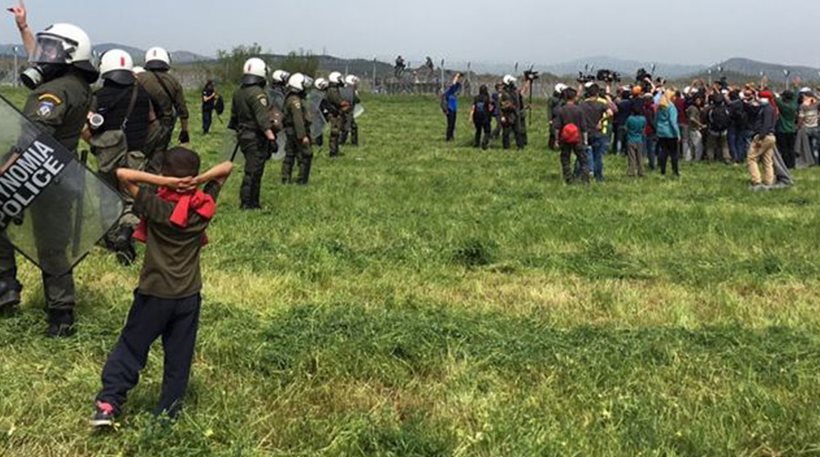 Λαθρομετανάστες προσπάθησαν να ρίξουν τον φράχτη στην Ειδομένη-  Χειροβομβίδες κρότου λάμψης από Σκοπιανούς (φωτό) (upd)