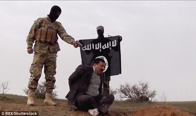 ISIS: Νέο αποτρόπαιο βίντεο με θύματα που ικετεύουν πριν την εκτέλεσή τους [φωτό]