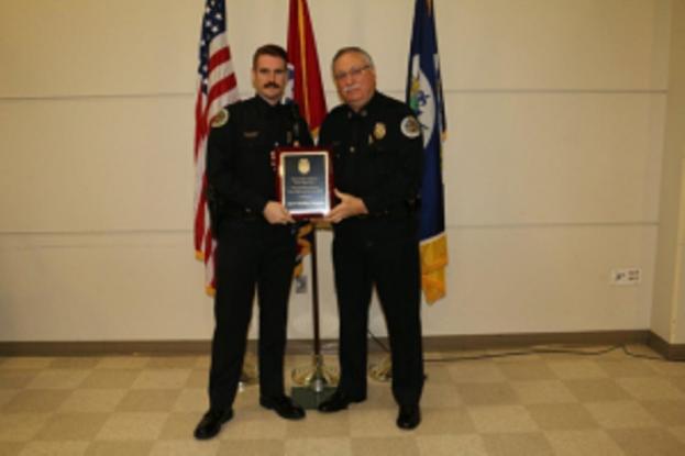 Χαμός στις ΗΠΑ: Ο αστυνομικός της χρονιάς … «έφαγε» της χρονιάς του! (φωτό & βίντεο)