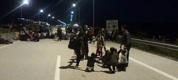 Ιωάννινα: Πρόσφυγες από το κέντρο του Κατσικά έκλεισαν την Εγνατία Οδό (φωτό)