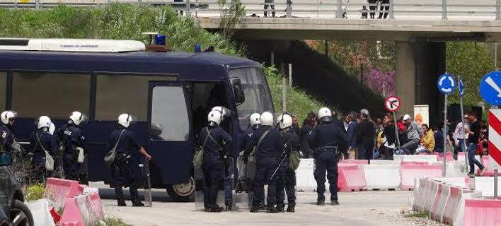 Λαθρομετανάστες επιτέθηκαν σε στρατιώτες και αστυνομικούς με πέτρες και καδρόνια (upd) (φωτό)