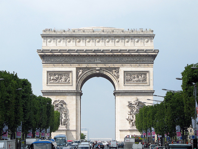 Παρίσι: Έκρηξη σε κτίριο στα Ηλύσια Πεδία– Ένας τραυματίας