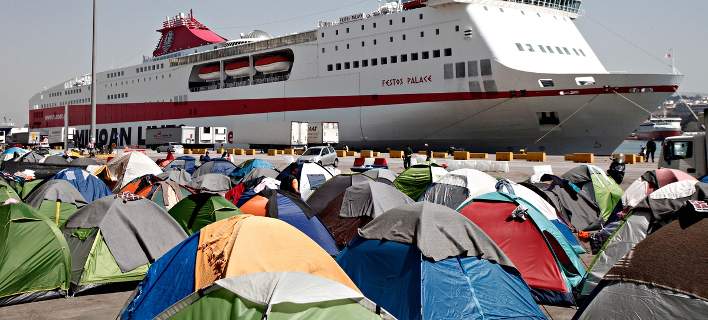 Πειραιάς: Σφραγίζουν τα έγγραφα των προσφύγων για να αποτρέψουν την είσοδο άλλων