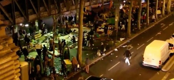 Μάχη με σιδερόβεργες μεταξύ λαθρομεταναστών και διαδηλωτών στο Παρίσι (vid)