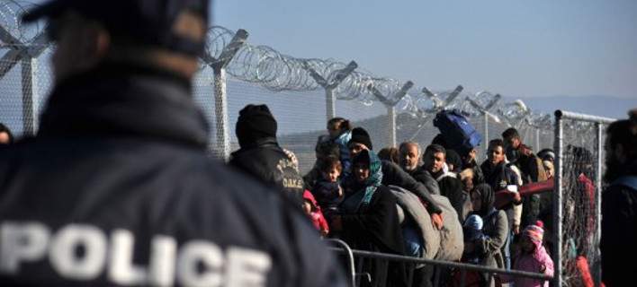 Επιχείρηση της ΕΛ.ΑΣ. για απομάκρυνση των παράνομων μεταναστών από τις γραμμές του τρένου στην Ειδομένη