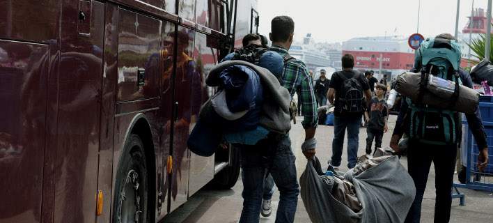 Χάος στο Ελληνικό- Περίπου 500 πρόσφυγες φεύγουν από τον Πειραιά για τον Σκαραμαγκά